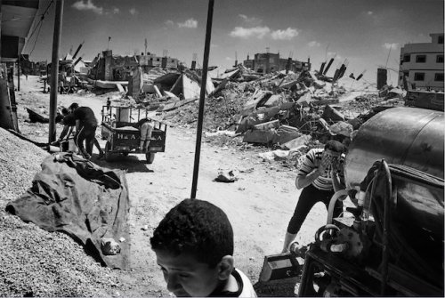 berruti_livreur_gaza_eau.jpg