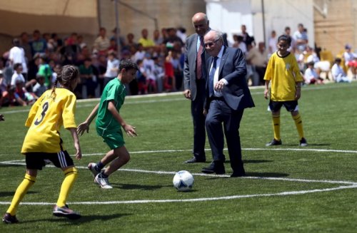 blatter_joue_au_foot_avec_enfants_palestiniens.jpg
