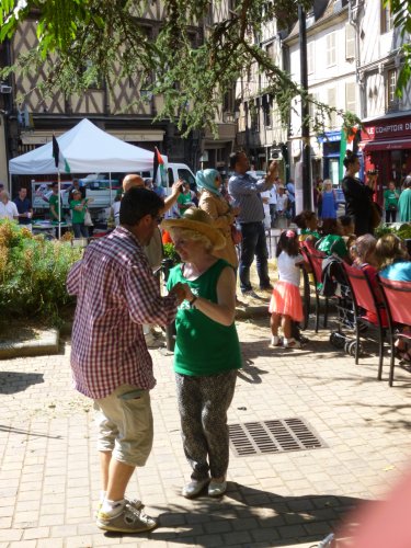bourges_oivia_danse_avec_spectateur.jpg