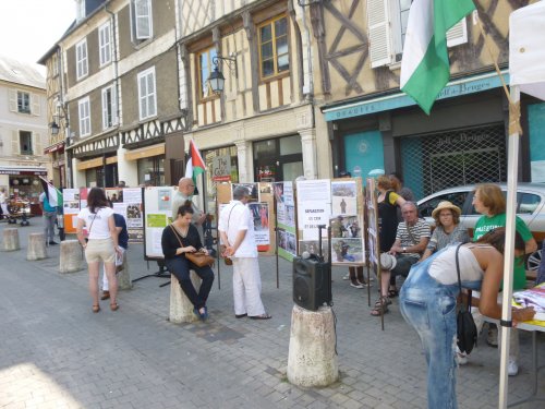 bourges_regardent_panneaux.jpg