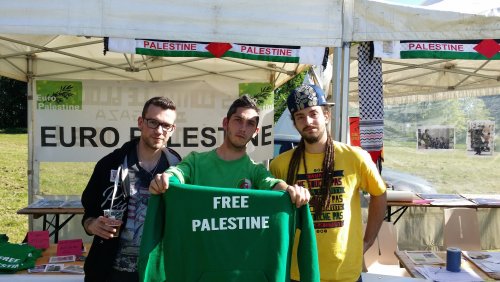 chanteurs_devant_stand_europal_front_de_gauche.jpg