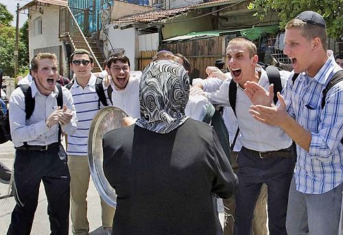 colons_d_he_bron_face_a_une_palestinienne-3.jpg