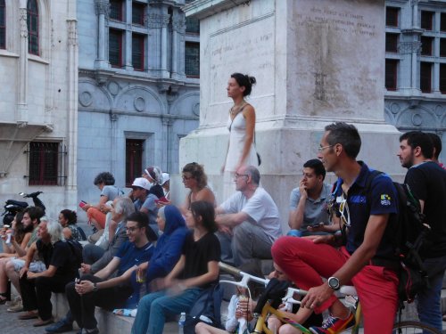 concert_grenoble_public_statue-2.jpg
