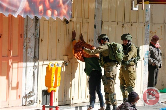 controle_soldats_contre_le_mur.jpg