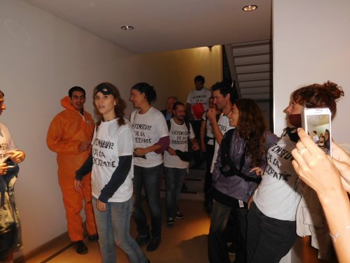 dans_le_hall_de_la_cour_de_justice.jpg