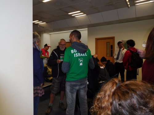 dans_le_tribunal_avec_farid_de_dos.jpg
