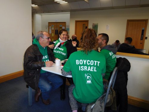 dans_le_tribunal_avec_t.shirts_boycott.jpg