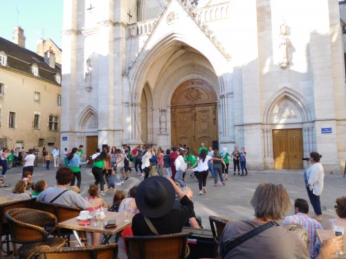 danse_devant_l_e_glise_chalon.jpg