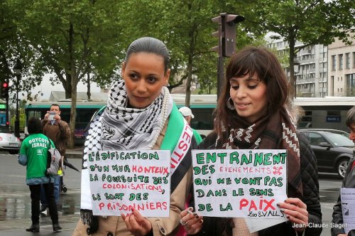deux_jeunes_filles_pancartes.jpg