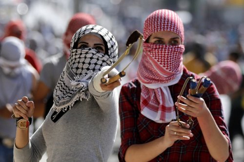 deux_palestiniennes_avec_frondes_a_la_main.jpg