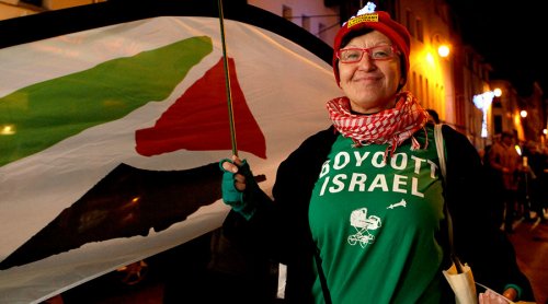 dominique_w_avec_t.shirt_boycott.jpg