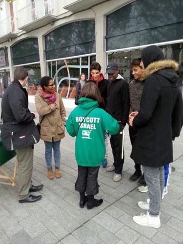 douai_martine_en_discussion_avec_jeunes.jpg