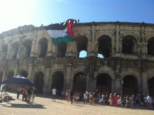 drapeau_sur_arenes_ni_mes.jpg