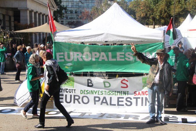 driss_devant_europal_banderole.jpg