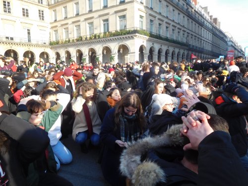 e_tudiants_foule_mains_sur_la_te_te.jpg