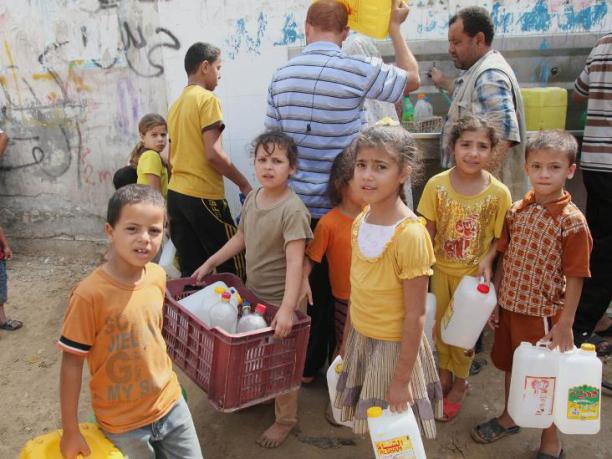 eau_enfants_et_bidons.jpg