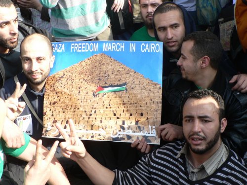 egyptiens_montrant_pyramide_avec_drapeau_pales.jpg