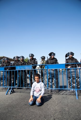 enfant_a_genoux_devant_soldats_re_duit-2.jpg