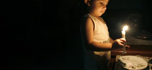 enfant_avec_bougie_photo_ziad_medoukh.jpg