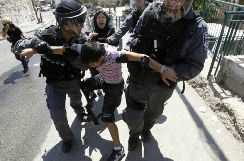 enfant_emmene_par_soldats_bonne-2.jpg