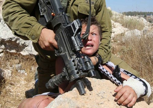 enfant_menace_par_soldat_cagoule_.jpg