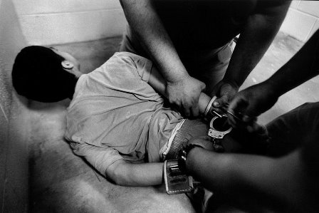 enfant_sur_le_ventre_menotte_-3.jpg
