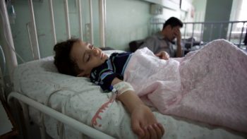 enfant_surlit_d_hopital_gaza-2.jpg