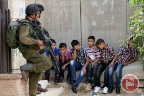 enfants_garde_s_par_soldats.jpg