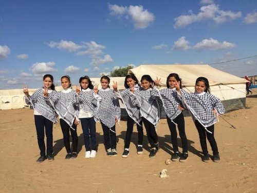 enfants_gaza_tente_keffiehs.jpg