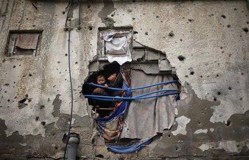 enfants_par_le_trou_du_mur_gaza.jpg