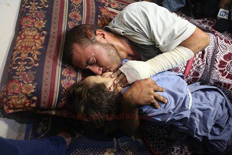 ere_embrasse_sa_fille_tue_e_gaza.jpg