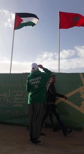 erfoud_drapeau_et_sweat_boycott.jpg