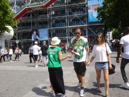 fatma_tracts_beaubourg.jpg