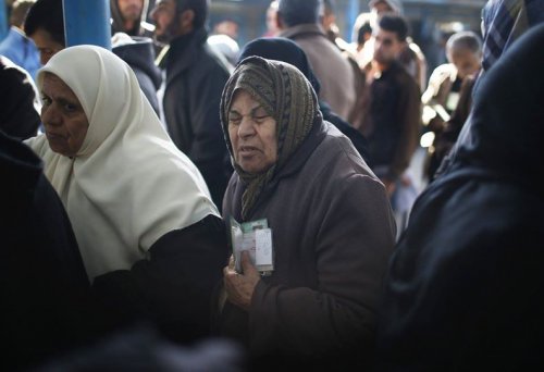 femmes_faisant_la_queue_avec_ses_papier_pour_alimentation_UNRWA_a_Gaza.jpg