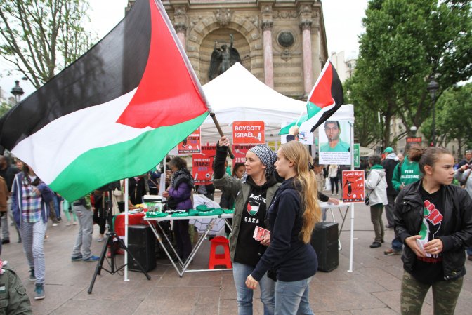 filles_drapeaux_stand.jpg