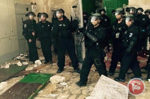 flics_dans_la_mosque_e_al_aqsa-2.jpg