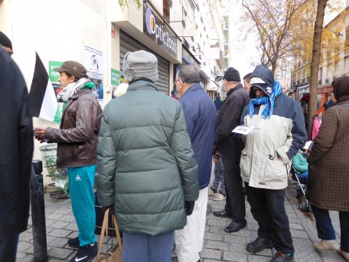 foule_devant_table_st_denis.jpg