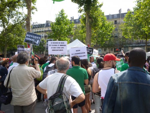 foule_et_pancartes_bonne.jpg