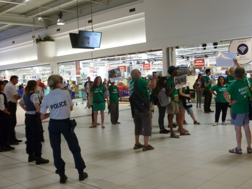 galerie_carrfour_chambery_police_regarde.jpg