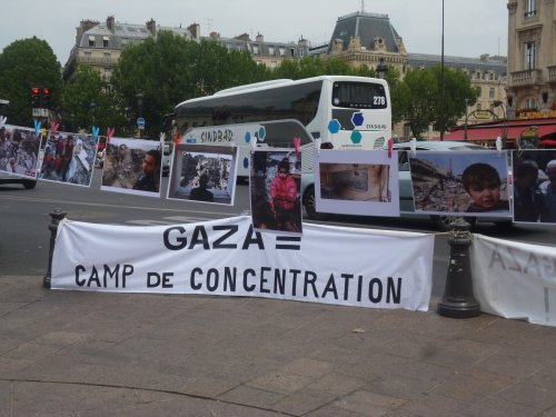 gaza_camp_de_concentration_et_affiches.jpg