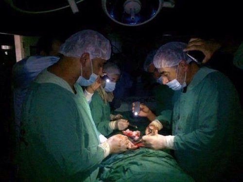 gaza_chirurgie_a_la_lumie_re_d_un_te_le_phone_portable.jpg