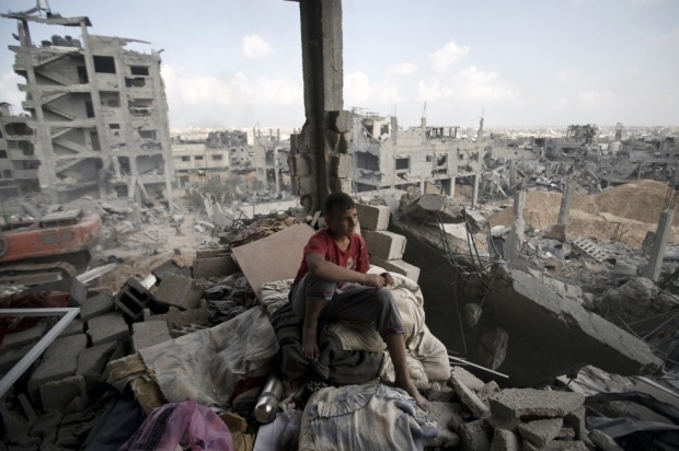 gaza_destruction_enfant_assis.jpg