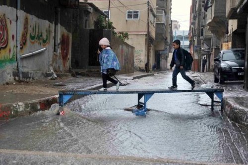 gaza_enfant_eaux_sales-2.jpg