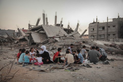 gaza_famille_autour_des_ruines.jpg