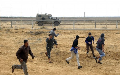 gaza_manifestants_barrie_re_jeep.jpg