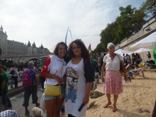 gaza_plage_deux_filles_souriantes_et_transats.jpg