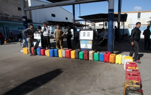 gaza_queue_essence_bidons-2.jpg