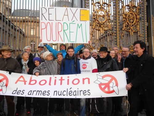 groupe_banderole_re_mi_devant_tribunal_15_dec.jpg