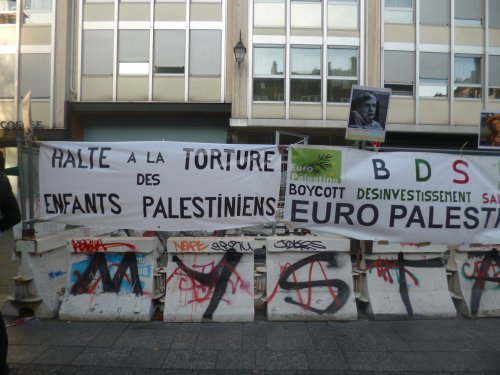 halte_a_la_torture_beaubourg.jpg