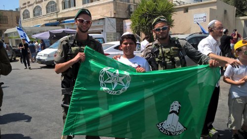 hebron_mache_juifs_et_soldats.jpg